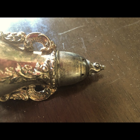 Two Baroque Wallace Silverplate Shakers - Picture 9 of 14
